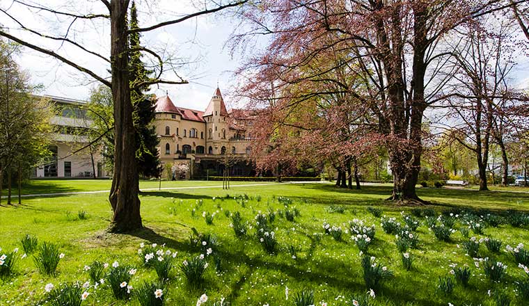 Hessingpark im Frühjahr und Hessingpark-Clinic im Augsburg