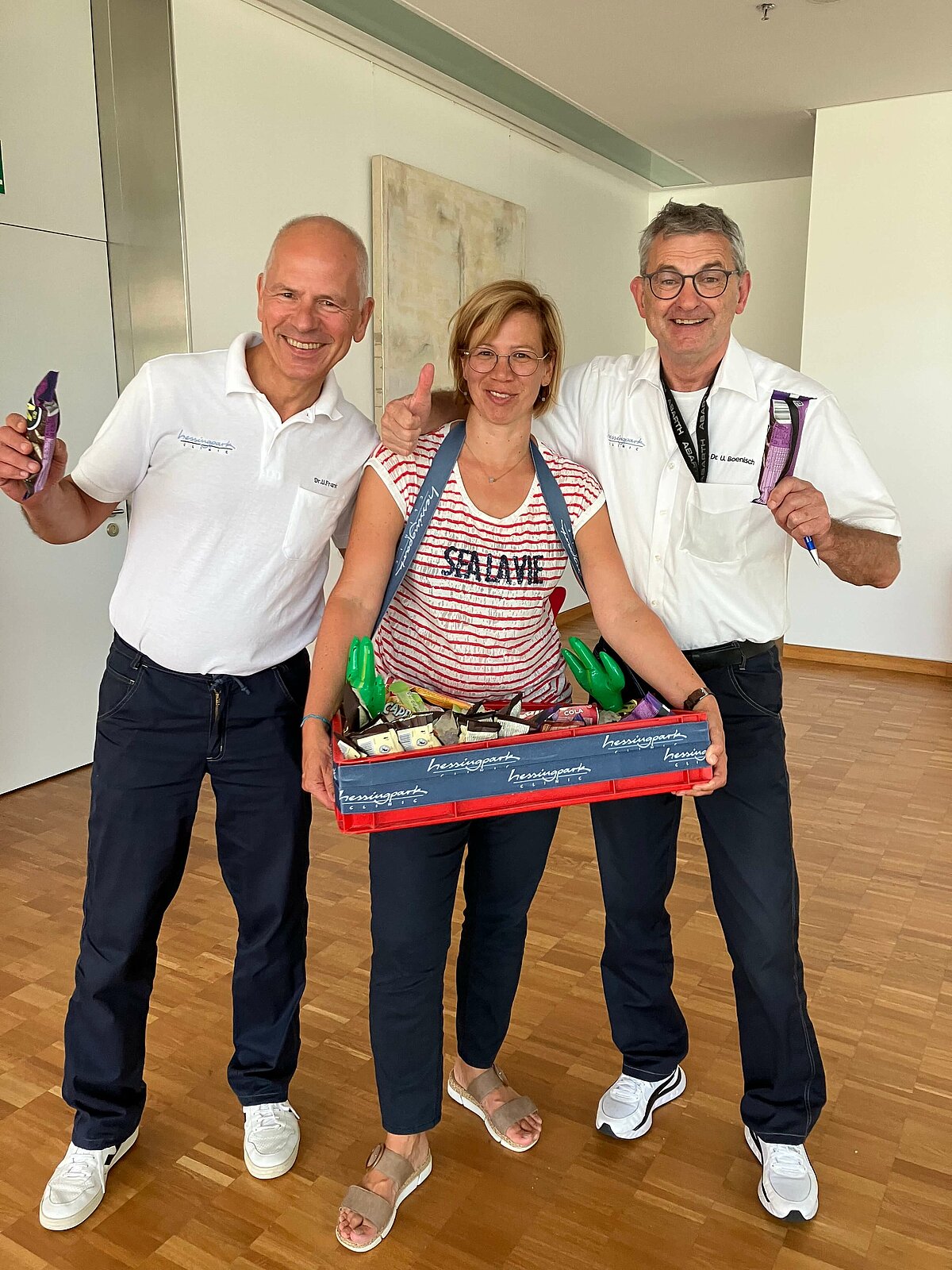 Dr. Frank, Frau Baur und Dr. Boenisch beim Eis verteilen